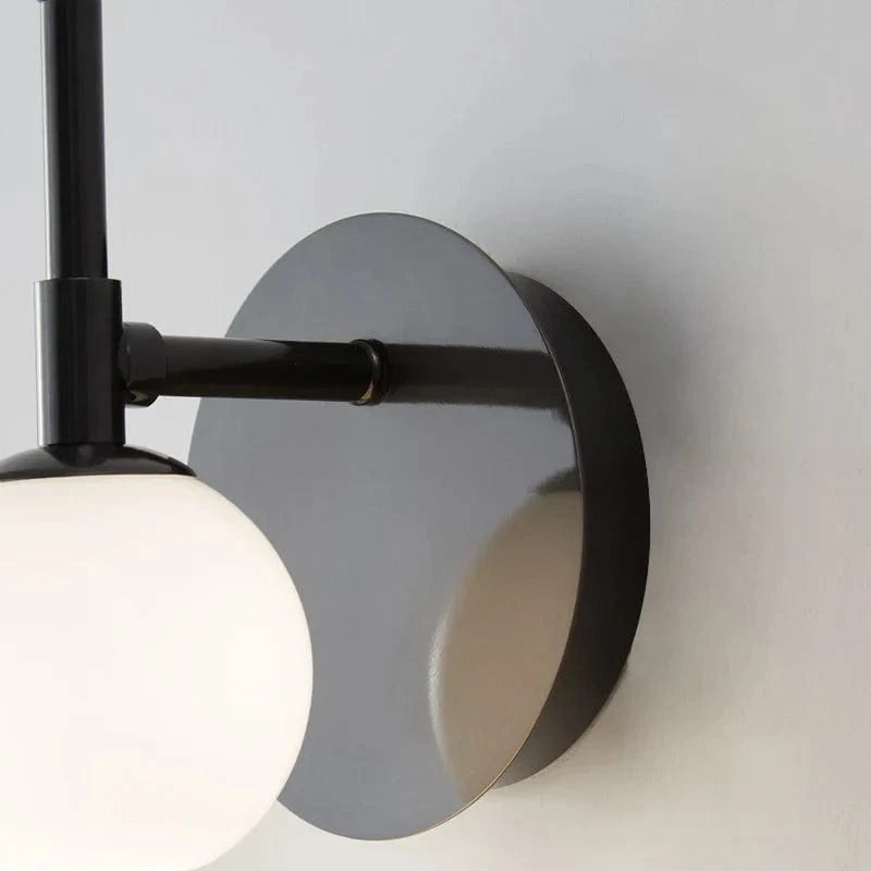 Applique murale design "Lumière Élégante" en boules de verre blanc | Marco Lucetti