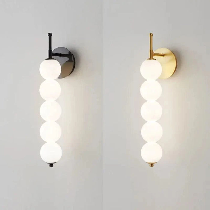 Applique murale design "Lumière Élégante" en boules de verre blanc | Marco Lucetti