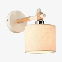 Applique murale design en bois et métal avec abat-jour cylindrique en tissu