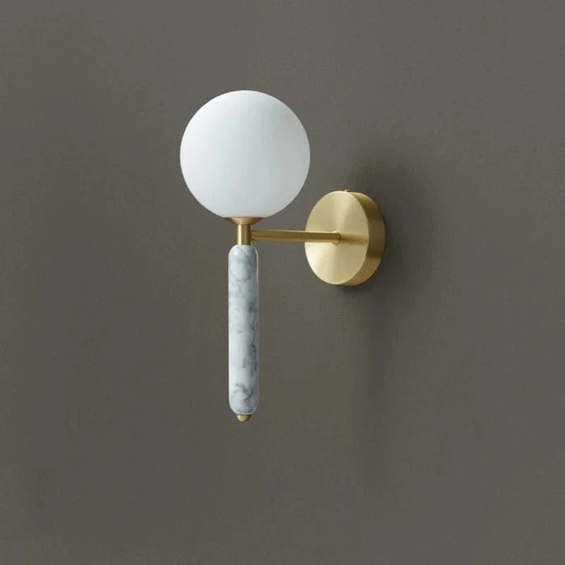 Applique murale en marbre avec boule de verre pour une décoration lumineuse | Marco Lucetti