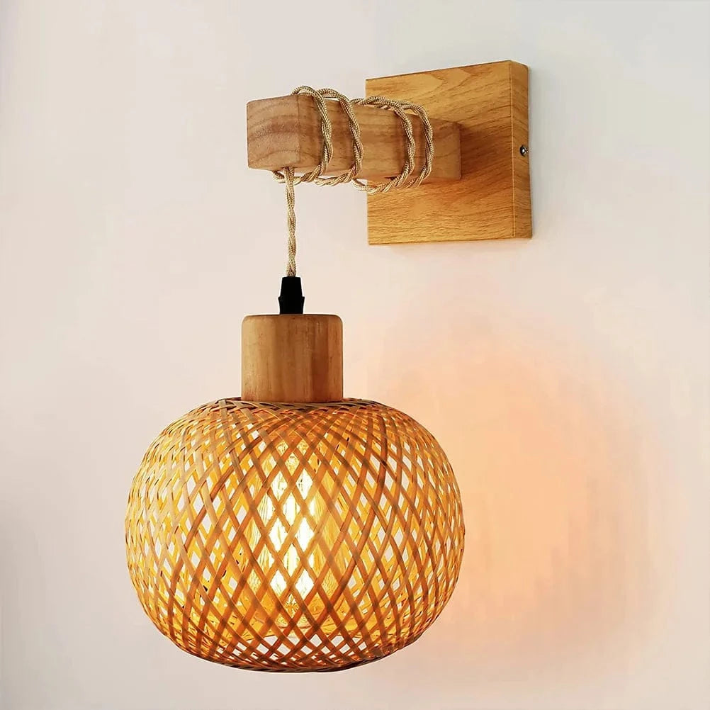 Applique murale en osier lumineuse pour couloir : Lanterne suspendue en bois, montée facile aux accents de ferme, avec prises pour une ambiance nocturne chaleureuse en bambou et rotin dans la salle de bain | Marco Lucetti