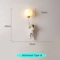Applique murale en résine pour une chambre d'enfant enchantée | Marco Lucetti Astronaute B / Lumière blanche