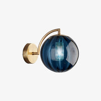 Applique murale LED Luxe: Tige dorée et Boule en Verre Colorée
