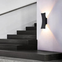 Applique murale LED design pour extérieur, idéale pour illuminer escalier, jardin, porche et terrasse | Marco Lucetti