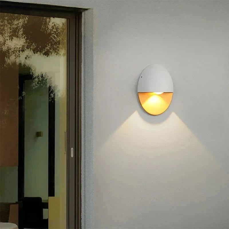 Applique murale LED dorée : design minimaliste pour l'extérieur | Marco Lucetti