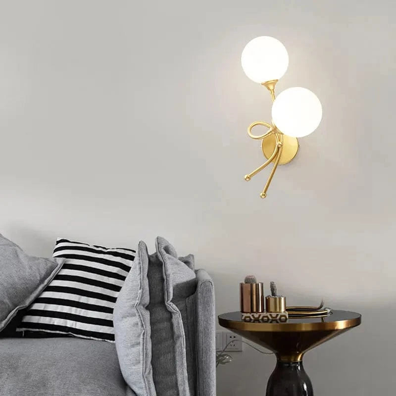 Applique murale LED élégante avec boule de verre pour intérieur. | Marco Lucetti