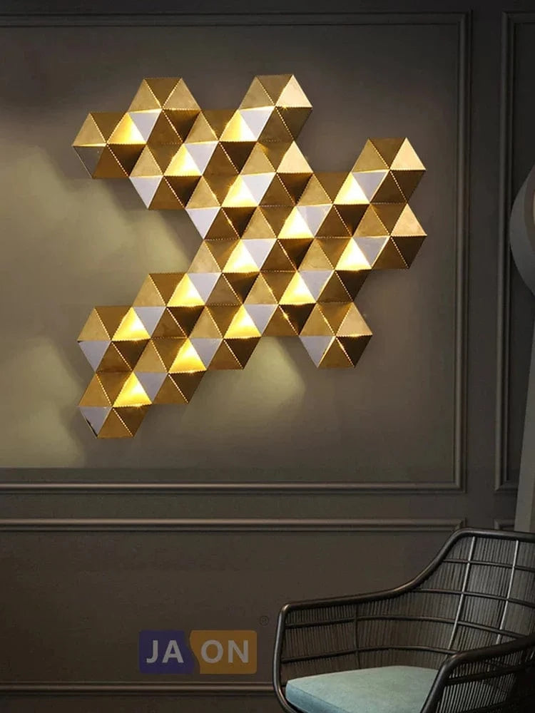 Applique murale LED "Honeycomb Glow" en acier inoxydable doré, pour une ambiance lumineuse postmoderne. | Marco Lucetti
