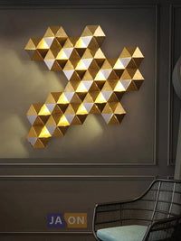 Applique murale LED "Honeycomb Glow" en acier inoxydable doré, pour une ambiance lumineuse postmoderne. | Marco Lucetti