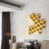 Applique murale LED "Honeycomb Glow" en acier inoxydable doré, pour une ambiance lumineuse postmoderne. | Marco Lucetti