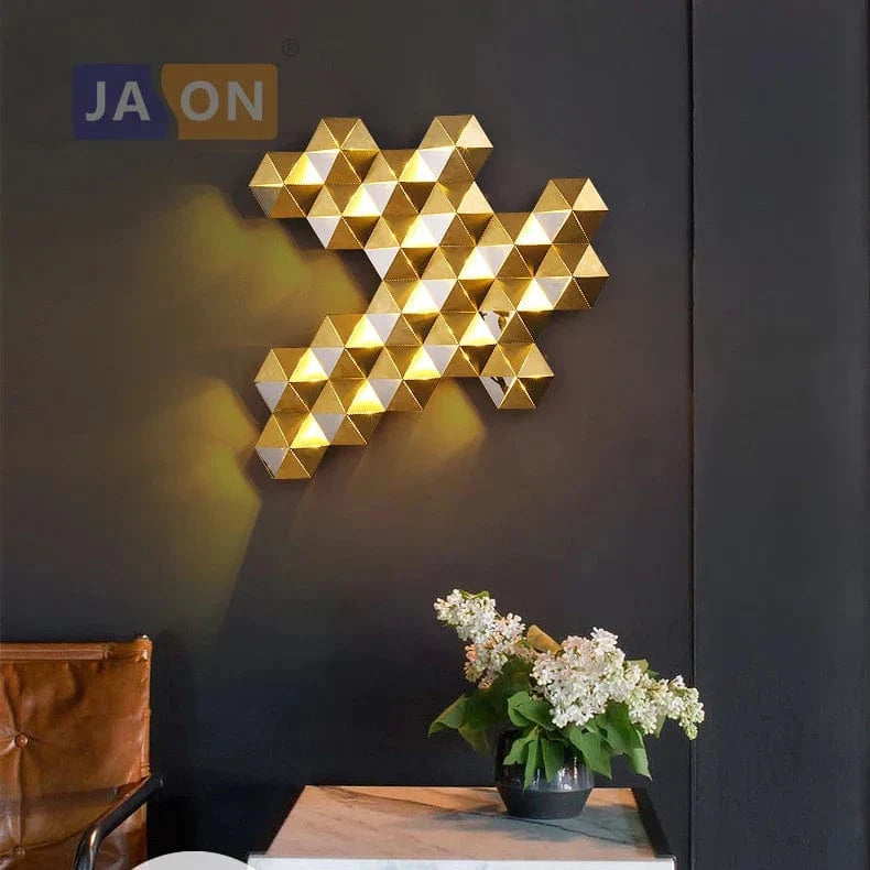 Applique murale LED "Honeycomb Glow" en acier inoxydable doré, pour une ambiance lumineuse postmoderne. | Marco Lucetti
