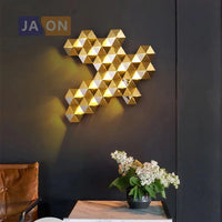 Applique murale LED "Honeycomb Glow" en acier inoxydable doré, pour une ambiance lumineuse postmoderne. | Marco Lucetti