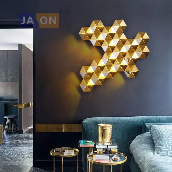 Applique murale LED "Honeycomb Glow" en acier inoxydable doré, pour une ambiance lumineuse postmoderne. | Marco Lucetti