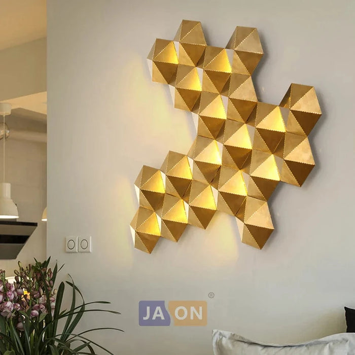 Applique murale LED "Honeycomb Glow" en acier inoxydable doré, pour une ambiance lumineuse postmoderne. | Marco Lucetti