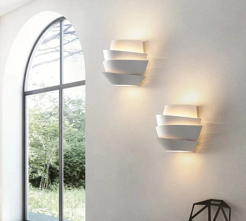 Applique murale LED "Pomme de Pin Lumineuse" en métal blanc. | Marco Lucetti