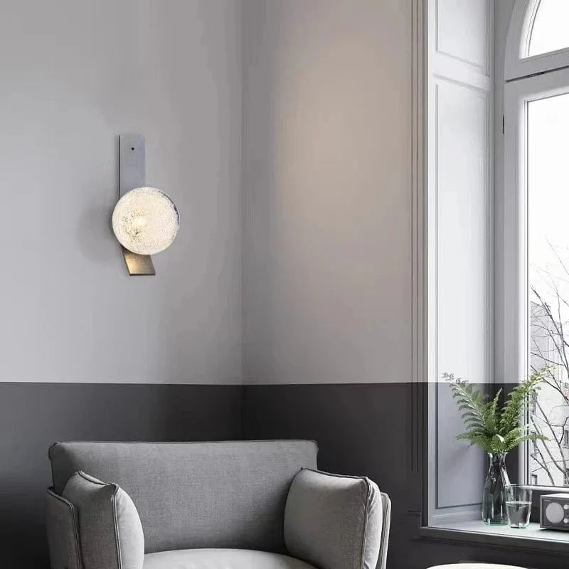 Applique murale minimaliste en métal avec éclairage intérieur et boule de verre | Marco Lucetti