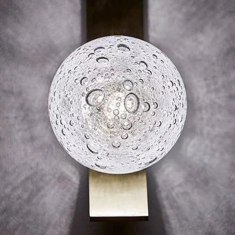Applique murale minimaliste en métal pour escaliers et allées avec boule de verre | Marco Lucetti