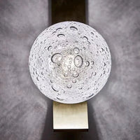 Applique murale minimaliste en métal pour escaliers et allées avec boule de verre | Marco Lucetti