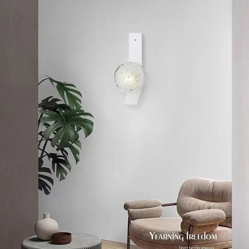 Applique murale minimaliste en métal pour escaliers et allées avec boule de verre | Marco Lucetti