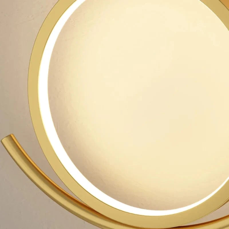 Applique murale moderne en métal doré pour une ambiance minimaliste. | Marco Lucetti