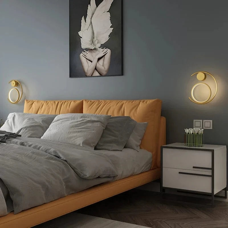 Applique murale moderne en métal doré pour une ambiance minimaliste. | Marco Lucetti