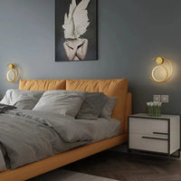 Applique murale moderne en métal doré pour une ambiance minimaliste. | Marco Lucetti