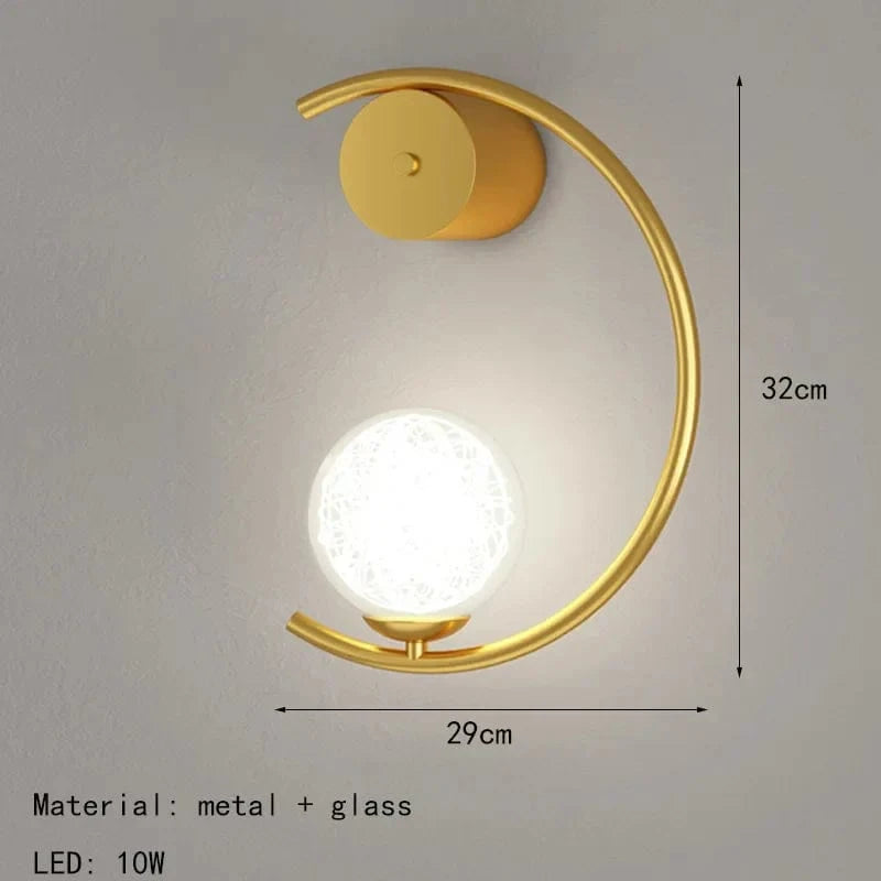 Applique murale moderne en métal doré pour une ambiance minimaliste. | Marco Lucetti StyleB / Lumière chaude