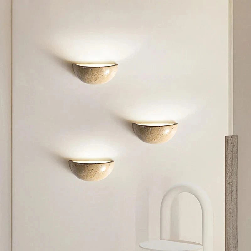 Applique murale moderne en pierre de grotte jaune naturelle Pure Luxe. | Marco Lucetti