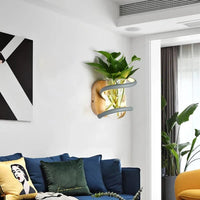 Applique murale nordique en bois avec plante verte - Élégance scandinave | Marco Lucetti
