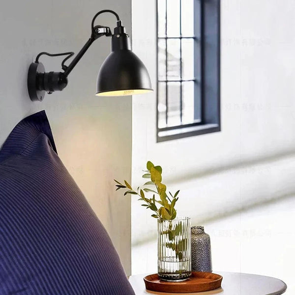 Applique murale pivotante en métal avec prise pour éclairage | Marco Lucetti