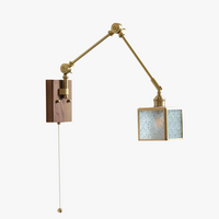 Applique murale rétro en cuivre avec bras oscillant et abat-jour ajustable.