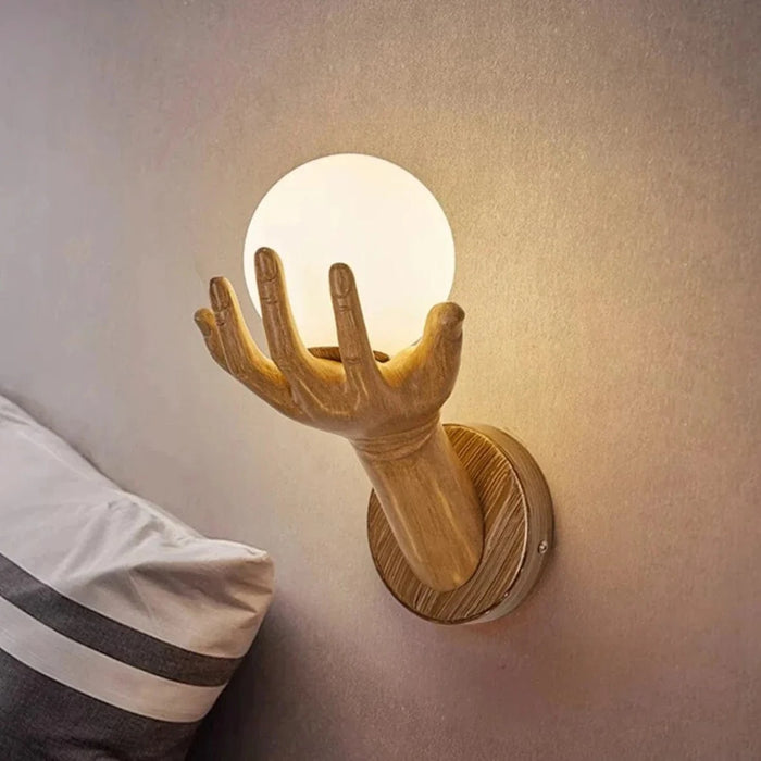 Applique murale vintage Main de Victoire en résine LED décorative | Marco Lucetti