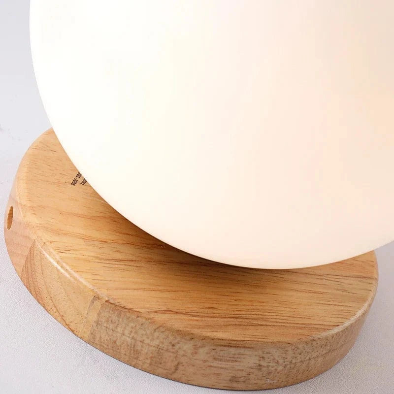 Boule en verre blanc plafond moderne avec LEDs et piédestal en bois - Luminaire suspendu pour un éclairage élégant à la maison | Marco Lucetti