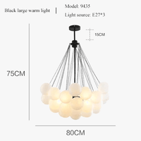 Boules de verre blanches modernes : suspension lumières pour décor intérieur | Marco Lucetti