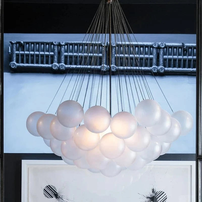Boules de verre blanches modernes : suspension lumières pour décor intérieur | Marco Lucetti