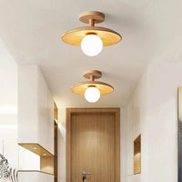 Couloir en bois nordique avec luminaires suspendus | Marco Lucetti