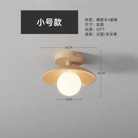 Couloir en bois nordique avec luminaires suspendus | Marco Lucetti Brun