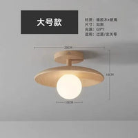 Couloir en bois nordique avec luminaires suspendus | Marco Lucetti Vert