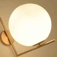 Design : Applique luminaire avec branche dorée et boule en verre | Marco Lucetti