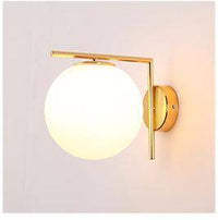 Design : Applique luminaire avec branche dorée et boule en verre | Marco Lucetti