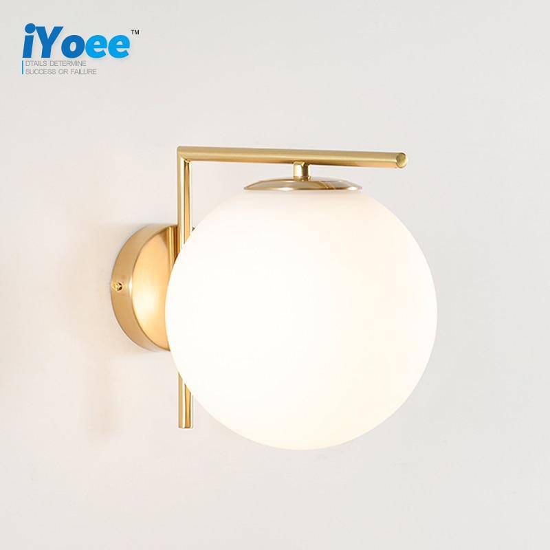 Design : Applique luminaire avec branche dorée et boule en verre | Marco Lucetti