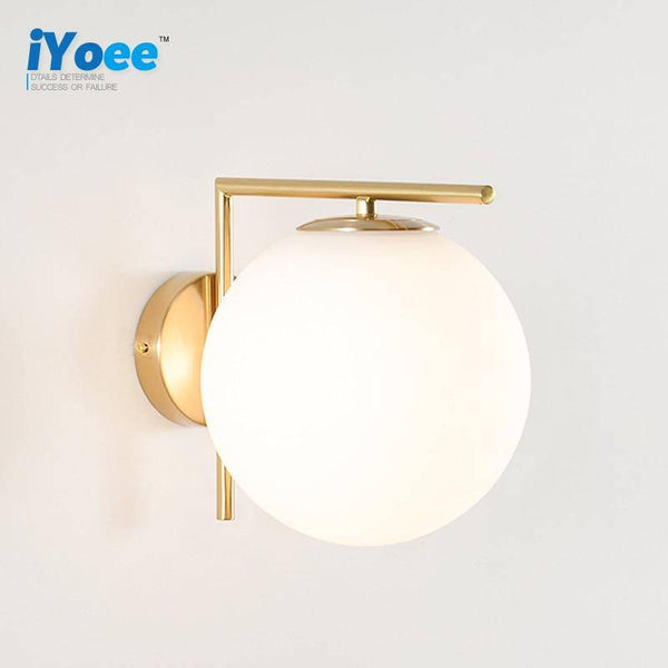 Design : Applique luminaire avec branche dorée et boule en verre | Marco Lucetti