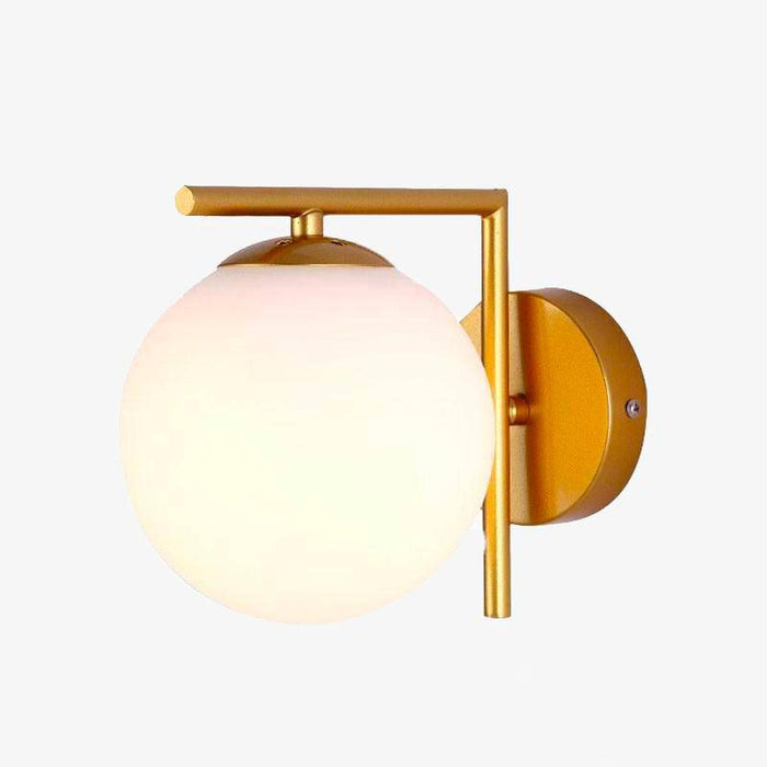 Design : Applique luminaire avec branche dorée et boule en verre | Marco Lucetti