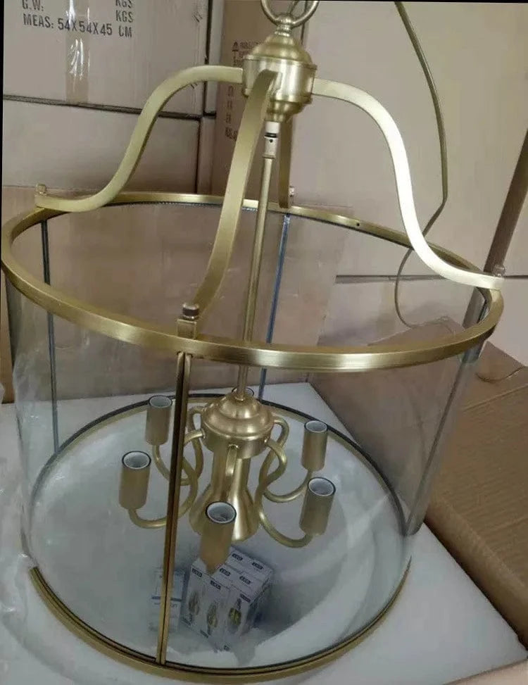 Hôtel de Style Américain: Hall, Allée, Couloir, Restaurant avec Cylindre en Verre, Cage à Oiseaux, et Lustres en Cuivre | Marco Lucetti Or 44x54cm