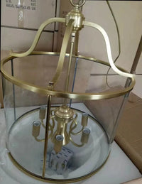 Hôtel de Style Américain: Hall, Allée, Couloir, Restaurant avec Cylindre en Verre, Cage à Oiseaux, et Lustres en Cuivre | Marco Lucetti Or 44x54cm