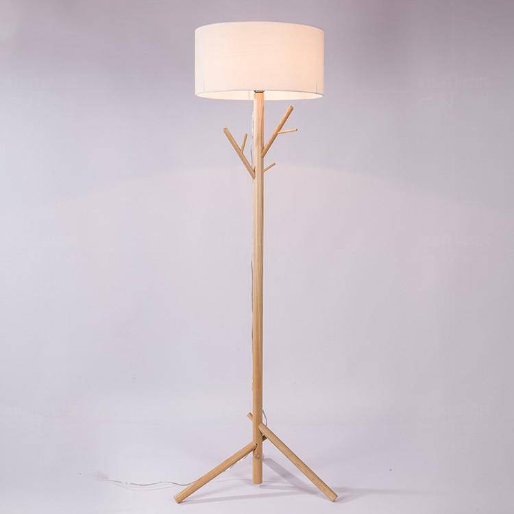 Lampadaire arbore doux: abat-jour tissu et pied bois | Marco Lucetti