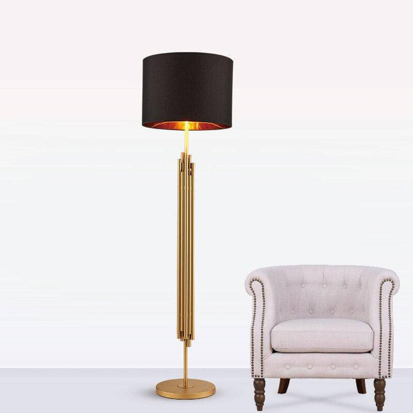 Lampadaire chic doré avec abat-jour noir rond | Marco Lucetti