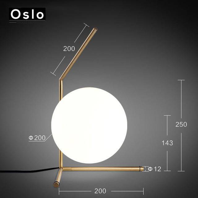 Lampadaire design doré LED avec boule de verre | Marco Lucetti Lampadaire