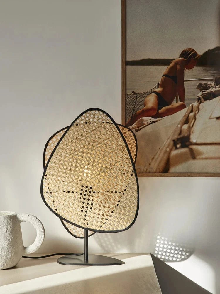 Lampadaire en rotin tricoté par un styliste français | Marco Lucetti