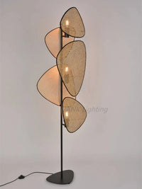 Lampadaire en rotin tricoté par un styliste français | Marco Lucetti