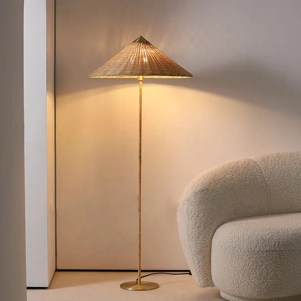 Lampadaire en Rotin Tynell LED pour Salon au Style Wabi Sabi | Marco Lucetti